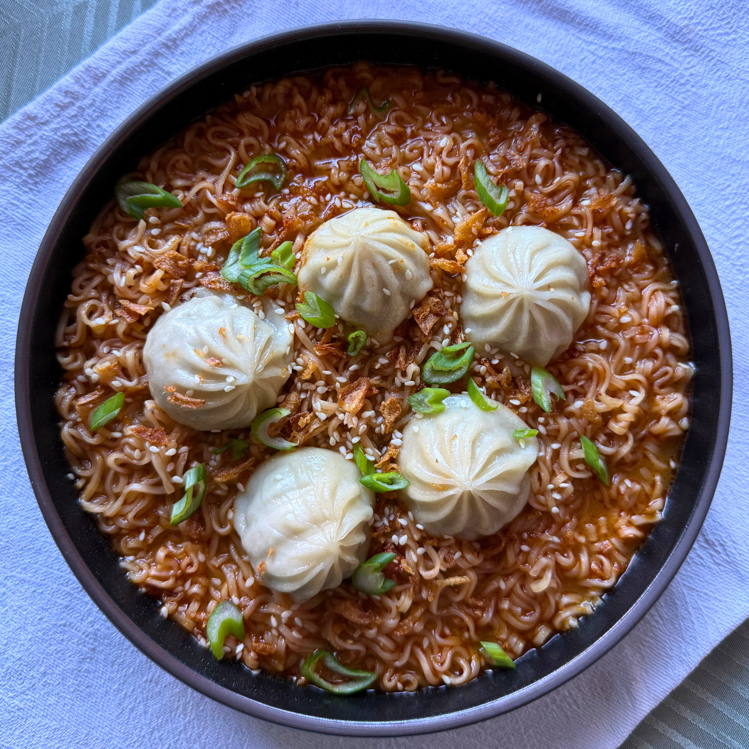 Momo Dumplings Momo Dumplings nuudeleiden kanssa